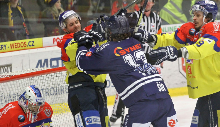 Řízný bek Mitchel Fillman, ve spolupráci s Romanem Vráblíkem, sjednává pořádek před Kváčovým brankovištěm. Na domácího brankáře si nemohl nic dovolit ani Jan Šír