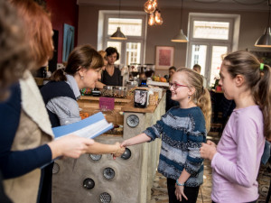 Předávání vysvědčení na montessori škole