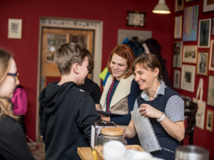 Předávání vysvědčení na montessori škole