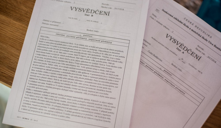 Předávání vysvědčení na montessori škole