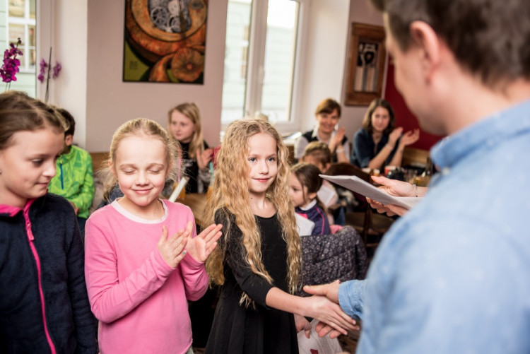 Předávání vysvědčení na montessori škole