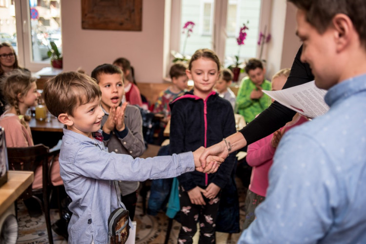 Předávání vysvědčení na montessori škole