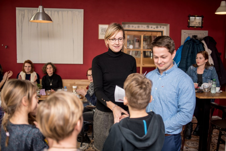 Předávání vysvědčení na montessori škole