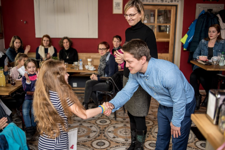 Předávání vysvědčení na montessori škole