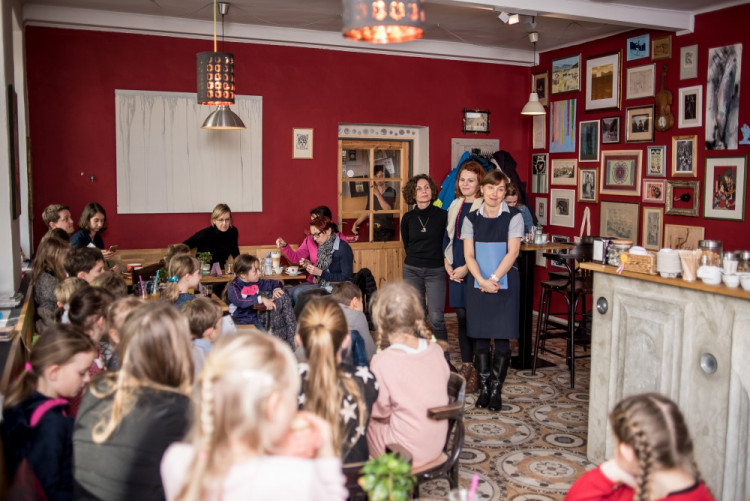 Předávání vysvědčení na montessori škole