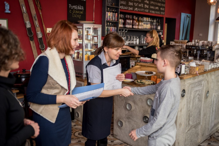 Předávání vysvědčení na montessori škole