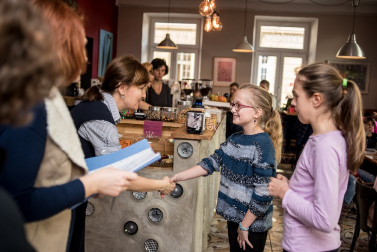 Předávání vysvědčení na montessori škole