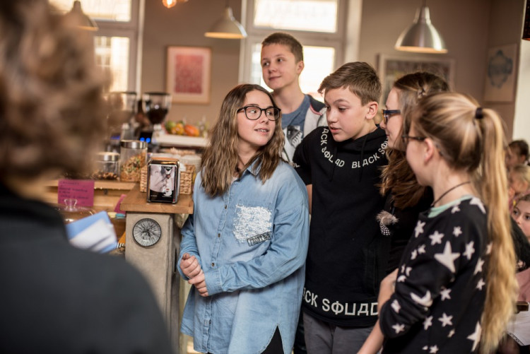 Předávání vysvědčení na montessori škole