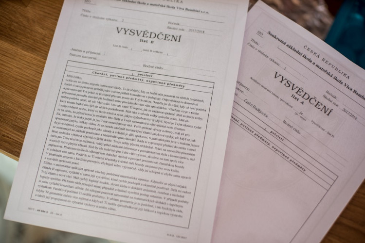 Předávání vysvědčení na montessori škole