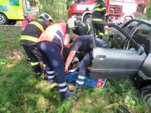 Nehoda se stala loni v létě na silnici mezi obcemi Římov a Plav, kde narazil osobní automobil Audi 80 do stromu a začal hořet. Nárazem se zaklínily dveře řidiče, který se tak nemohl dostat ven. Pomohl mu statečný student Jan Jirka.