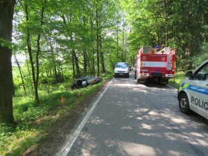 Nehoda se stala loni v létě na silnici mezi obcemi Římov a Plav, kde narazil osobní automobil Audi 80 do stromu a začal hořet. Nárazem se zaklínily dveře řidiče, který se tak nemohl dostat ven. Pomohl mu statečný student Jan Jirka.