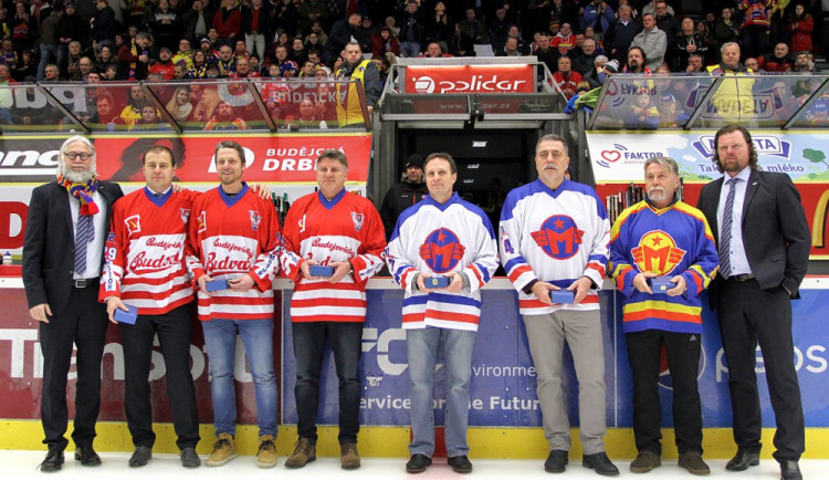 Ocenění se dočkaly klubové legendy, které chyběly při oslavách 90 let hokeje v Českých Budějovicích. Mezi Stanislavem Bednaříkem a Romanem Turkem zleva Radek Bělohlav, Filip Turek, Radek Ťoupal, Karel Soudek, Ladislav Kolda a Vladimír Caldr