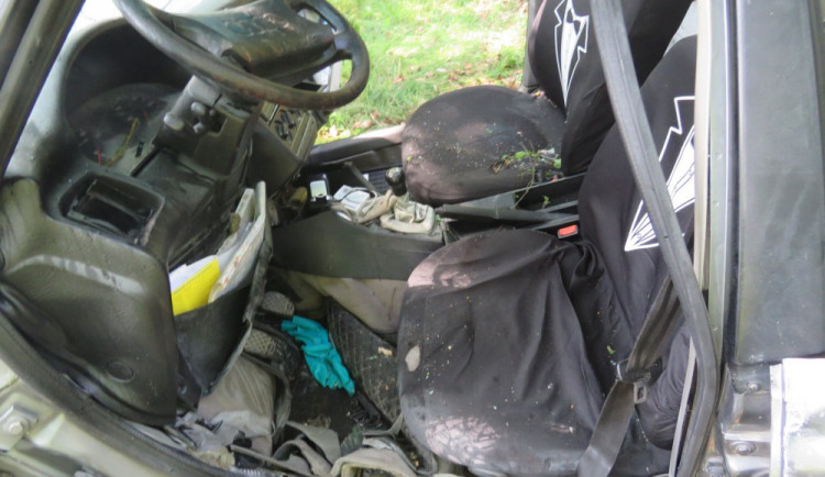 Nehoda se stala loni v létě na silnici mezi obcemi Římov a Plav, kde narazil osobní automobil Audi 80 do stromu a začal hořet. Nárazem se zaklínily dveře řidiče, který se tak nemohl dostat ven. Pomohl mu statečný student Jan Jirka.