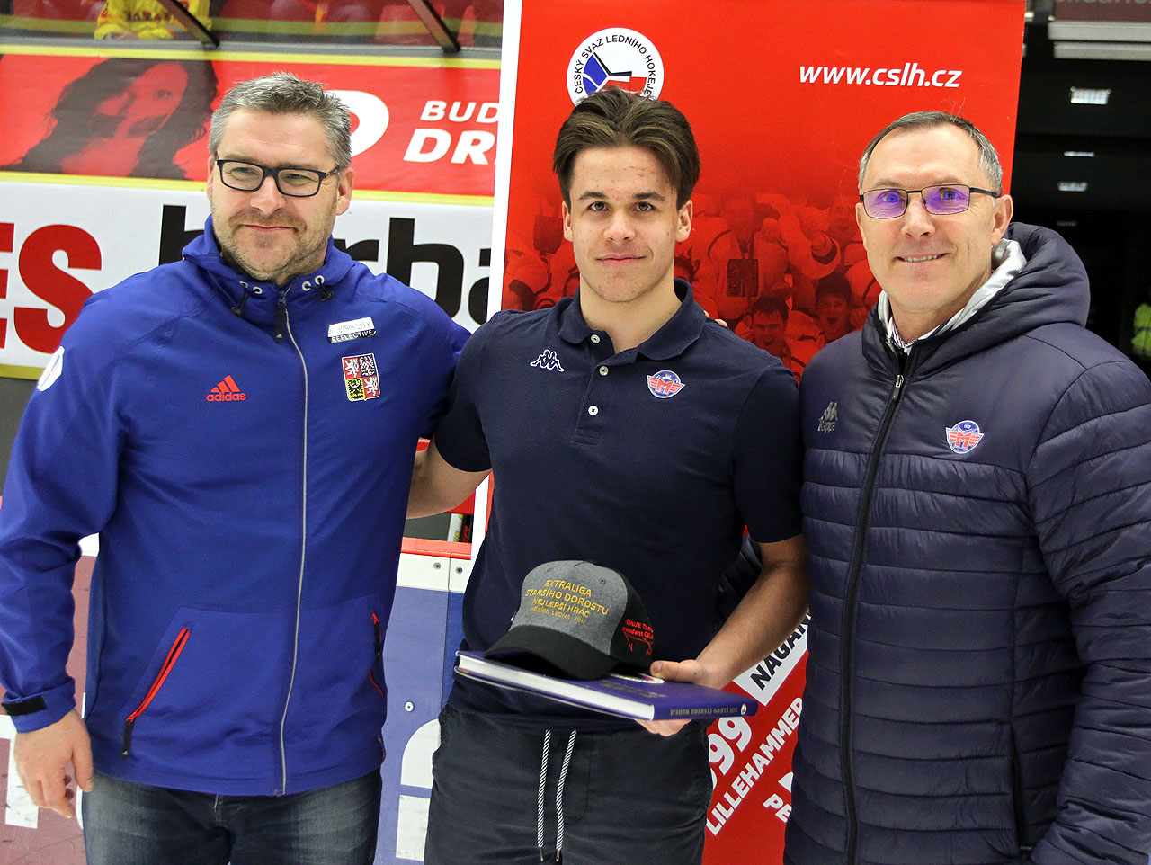 Nejlepším starším dorostencem měsíce ledna byl vyhlášen extraligový útočník Motoru Jakub Čížek. Od Vladimíra Krampola z Českého svahu ledního hokeje a šéfa budějovické mládeže Jaroslava Lišky obdržel o první přestávce pěkné ceny