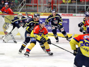 Zachytal si také David Gába. Na snímku čelí pokusu Tomáše Pšeničky