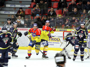 Nedorost s Vampolou sledují tvrdou ránu letící na branku Jakuba Soukupa