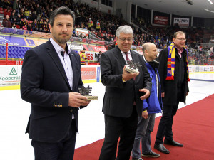 Před začátkem středečního utkání klub ocenil nejvýznamnější partnery a sponzory, kteří ČEZ Motor v této sezoně podporovali. Jako první obdrželi děkovné plastiky náměstek hejtmanky Jihočeského kraje Josef Knot (vlevo) a ředitel Madety Milan Teplý