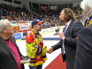 Ocenění se dočkali také fanoušci. Od prezidenta Motoru Romana Turka ho přímo na ledě převzal předseda fanklubu Pavel 'Pajky' Vágner