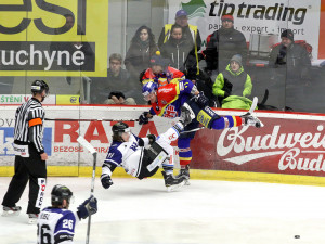 Důležitý střet Miloslava Čermáka s Lukášem Bednářem v pravém útočném rohu. Po této situaci získali domácí puk, který nakonec sám Čermák tečoval do branky