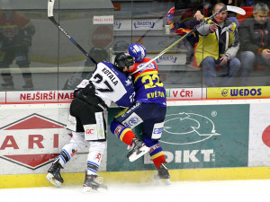 Tvrdý zákrok Jakuba Kotaly na Lukáše Květoně. Pro oba tímto momentem zápas skončil. Útočník Jihočechů odešel z ledu otřesený a zpátky už se nevrátil, havířovský hráč dostal od rozhodčích trest pět minut plus do konce