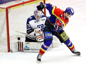 Miloslav Čermák se snaží na vrcholku brankoviště tečovat kotouč za záda Růžičky