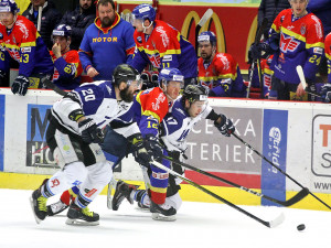 Pavel Pýcha bojuje mezi havířovskými útočníky Sikorou (v popředí) a Kurovským