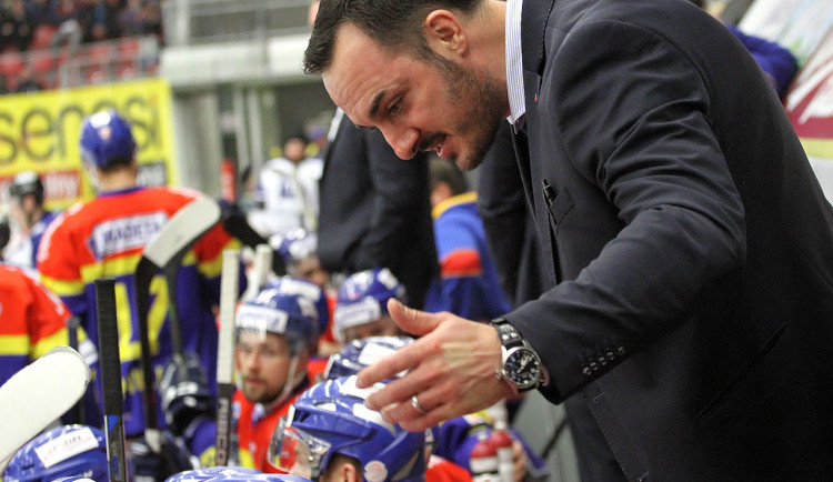 Aleš Kotalík promlouvá během jedné z nepovedených přesilovek ke svým svěřencům