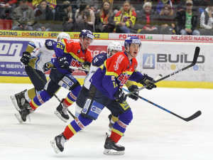 Pavel Pýcha a Vít Jonák (v pozadí) startují do útoku