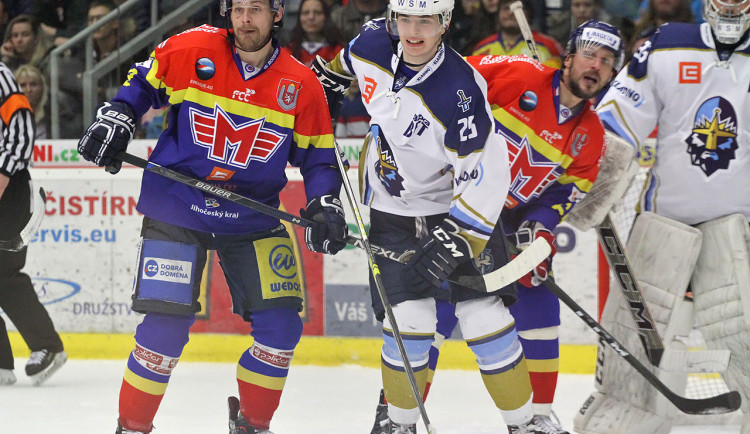 Květoň a Vampola hlídkují před Cikánkem, uprostřed hostující obránce Zelingr