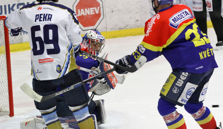 Tři inkasované puky stály Petra Kváču místo v brance. Na snímku zasahuje před Pekrem proti jedné z kladenských střel