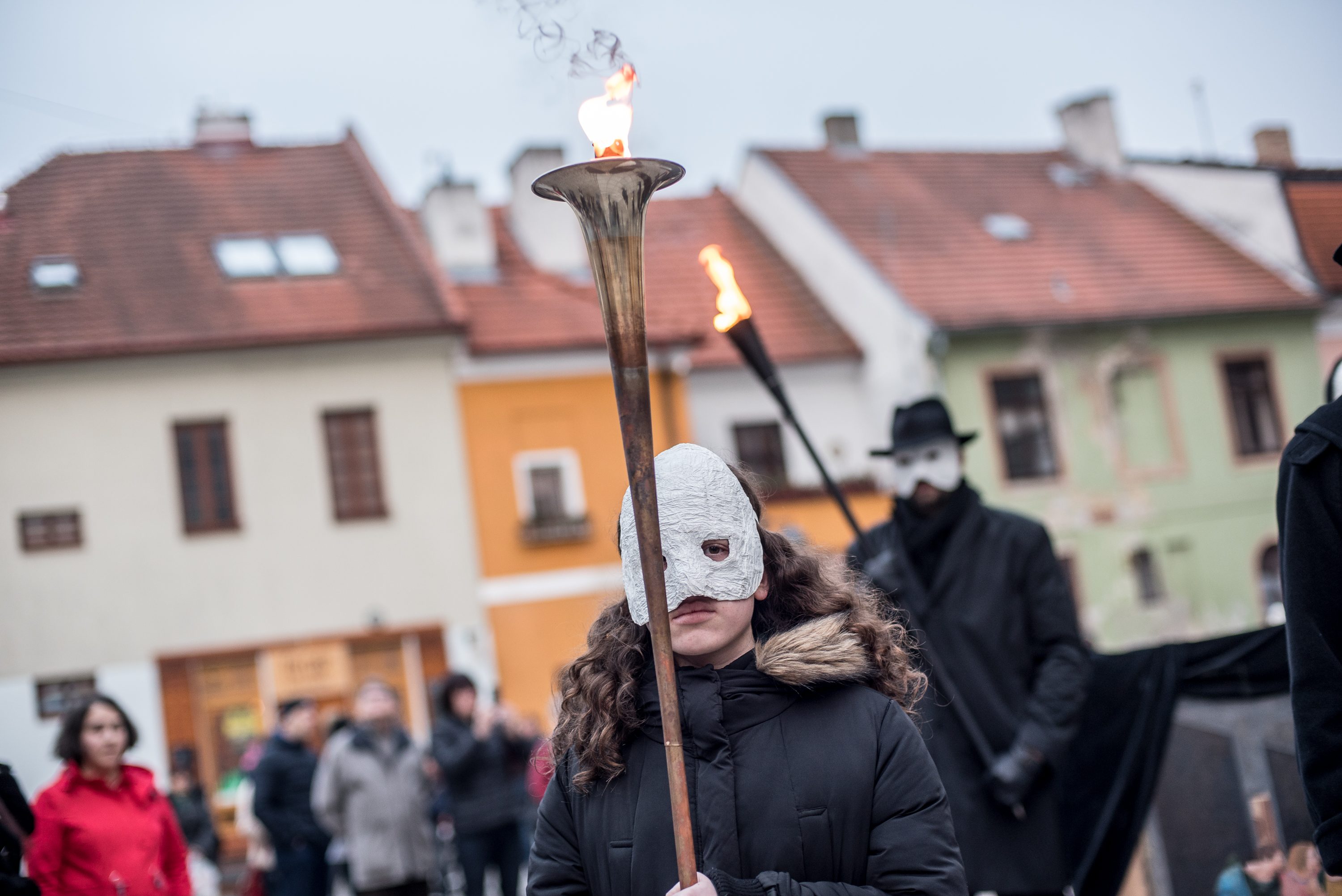 Průvod tajemných hrkačů vyšel do budějckých ulic