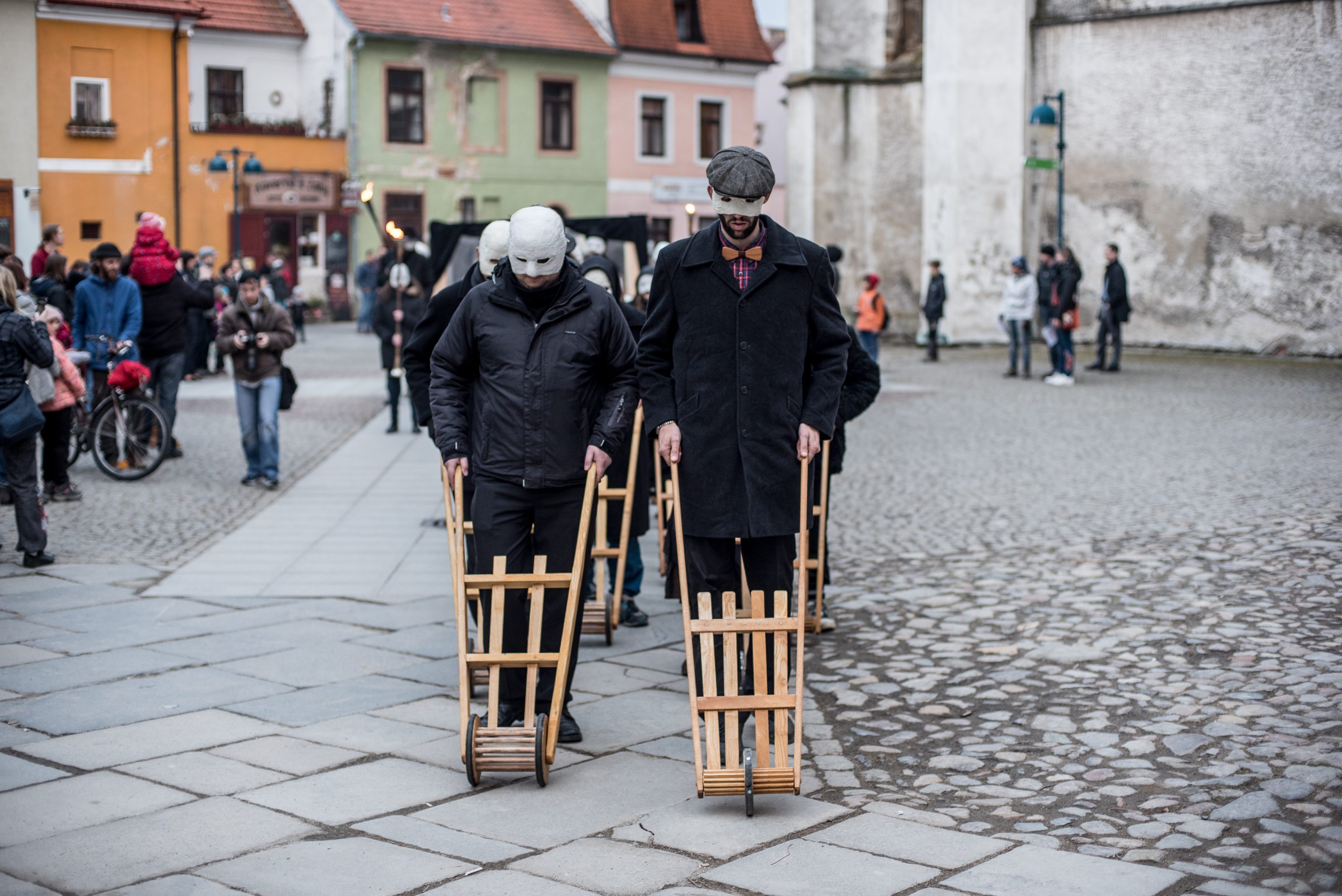 Průvod tajemných hrkačů vyšel do budějckých ulic