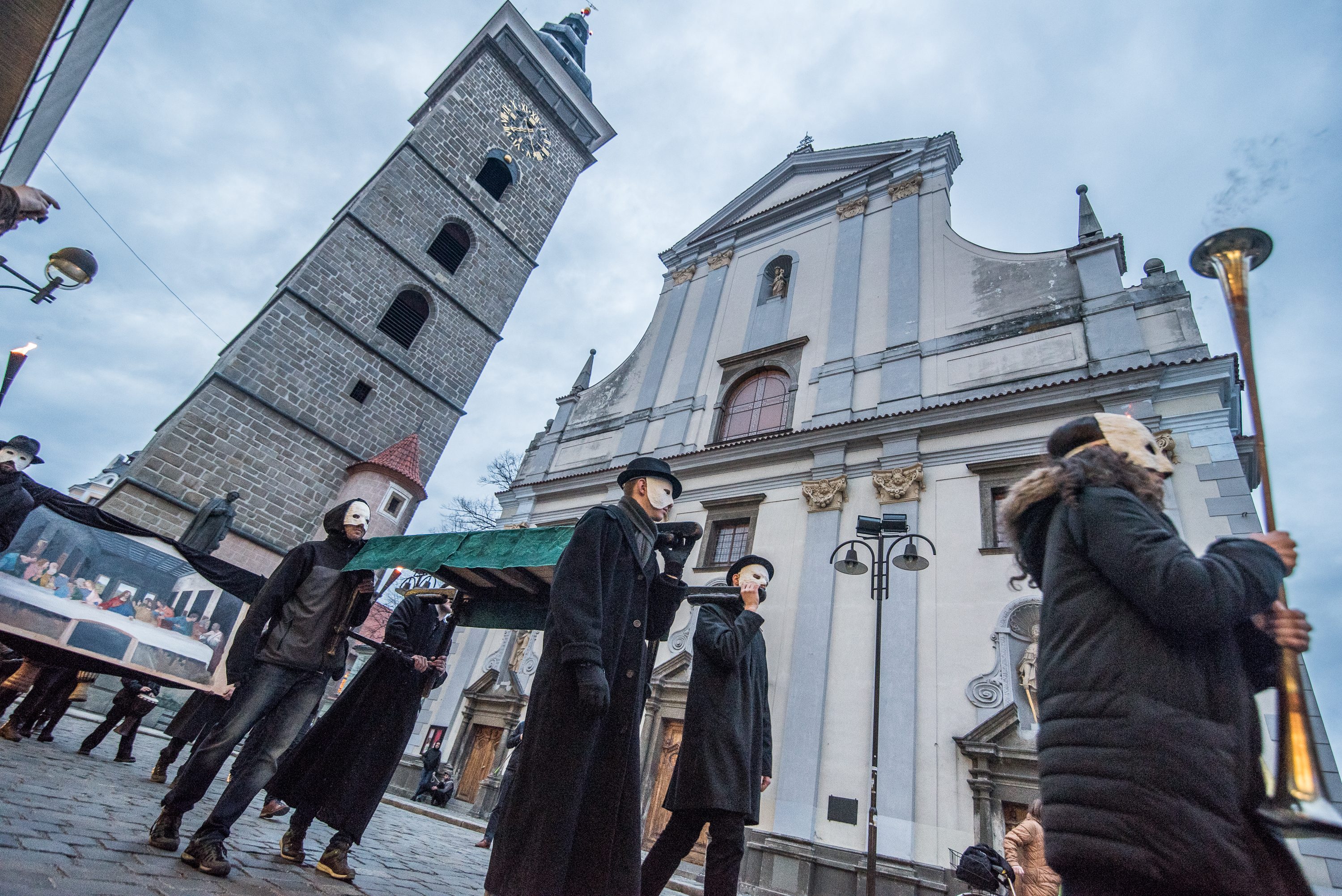 Průvod tajemných hrkačů vyšel do budějckých ulic