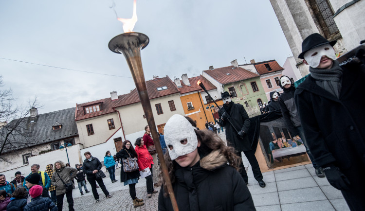 Průvod tajemných hrkačů vyšel do budějckých ulic