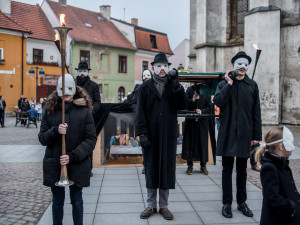 Průvod tajemných hrkačů vyšel do budějckých ulic