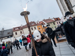 Průvod tajemných hrkačů vyšel do budějckých ulic
