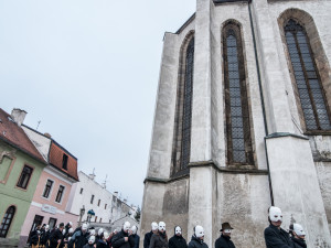 Průvod tajemných hrkačů vyšel do budějckých ulic