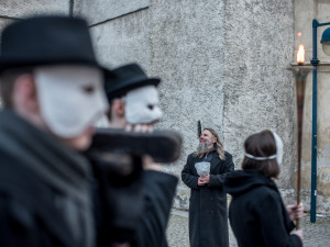 Průvod tajemných hrkačů vyšel do budějckých ulic