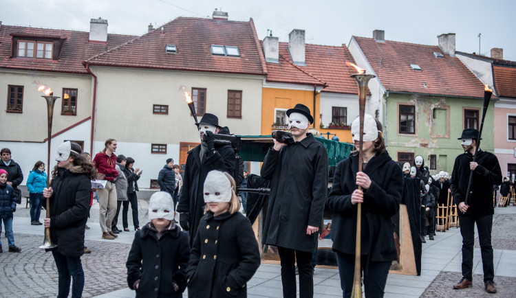 Průvod tajemných hrkačů vyšel do budějckých ulic