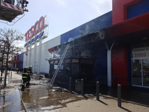 Požár stánku s občerstvením u budějckého Tesca