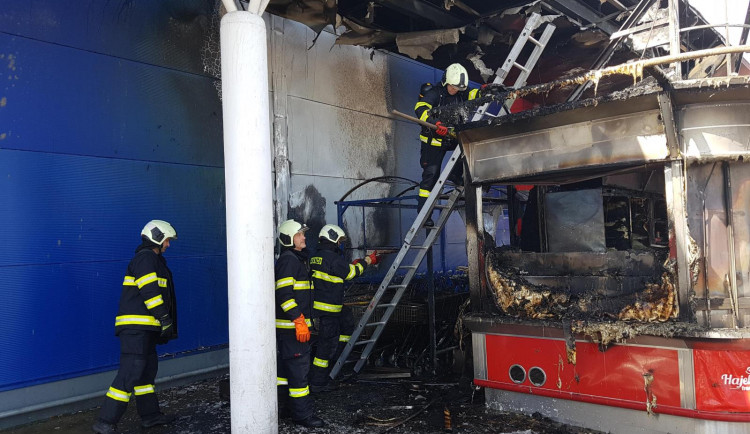 Požár stánku s občerstvením u budějckého Tesca