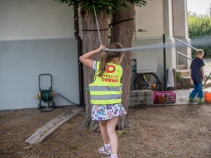 Drbna nadělila dětem nové reflexní vesty