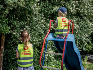 Drbna nadělila dětem nové reflexní vesty