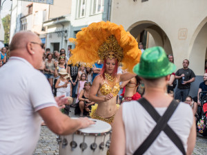 Bubeníci společně s tanečnicemi byli součástí programu Plachanda open