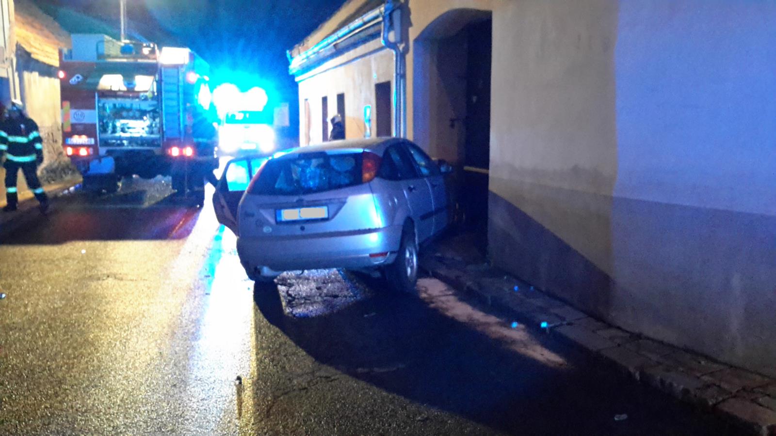V Trhových Svinech nabouralo auto do domu.