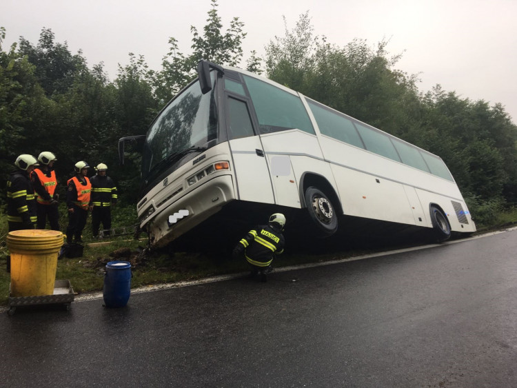 U Nahořan havaroval autobus, naštěstí v něm nikdo necestoval.