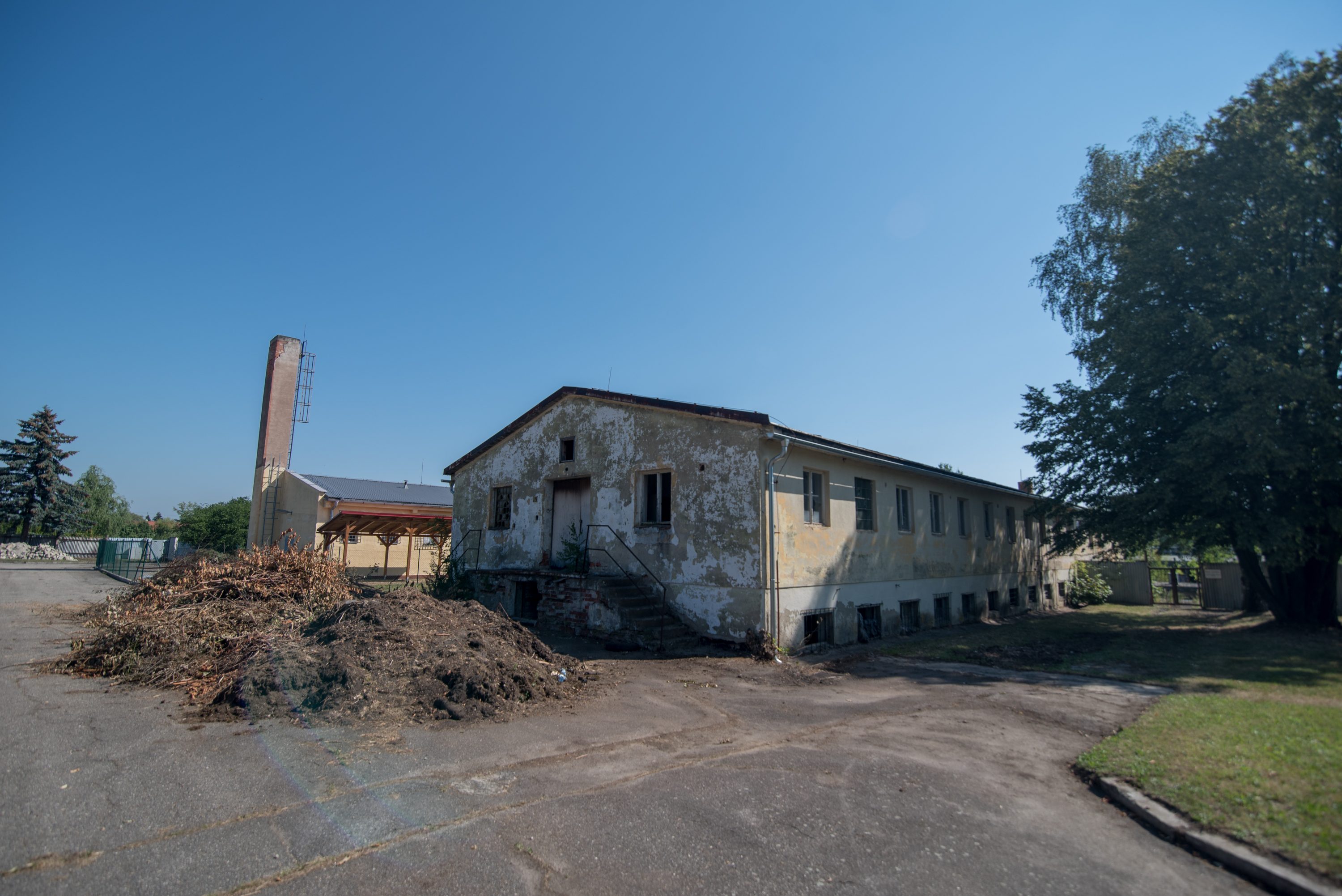 Jihočeský kraj převzal bývalé prostory kasáren na letišti v Plané