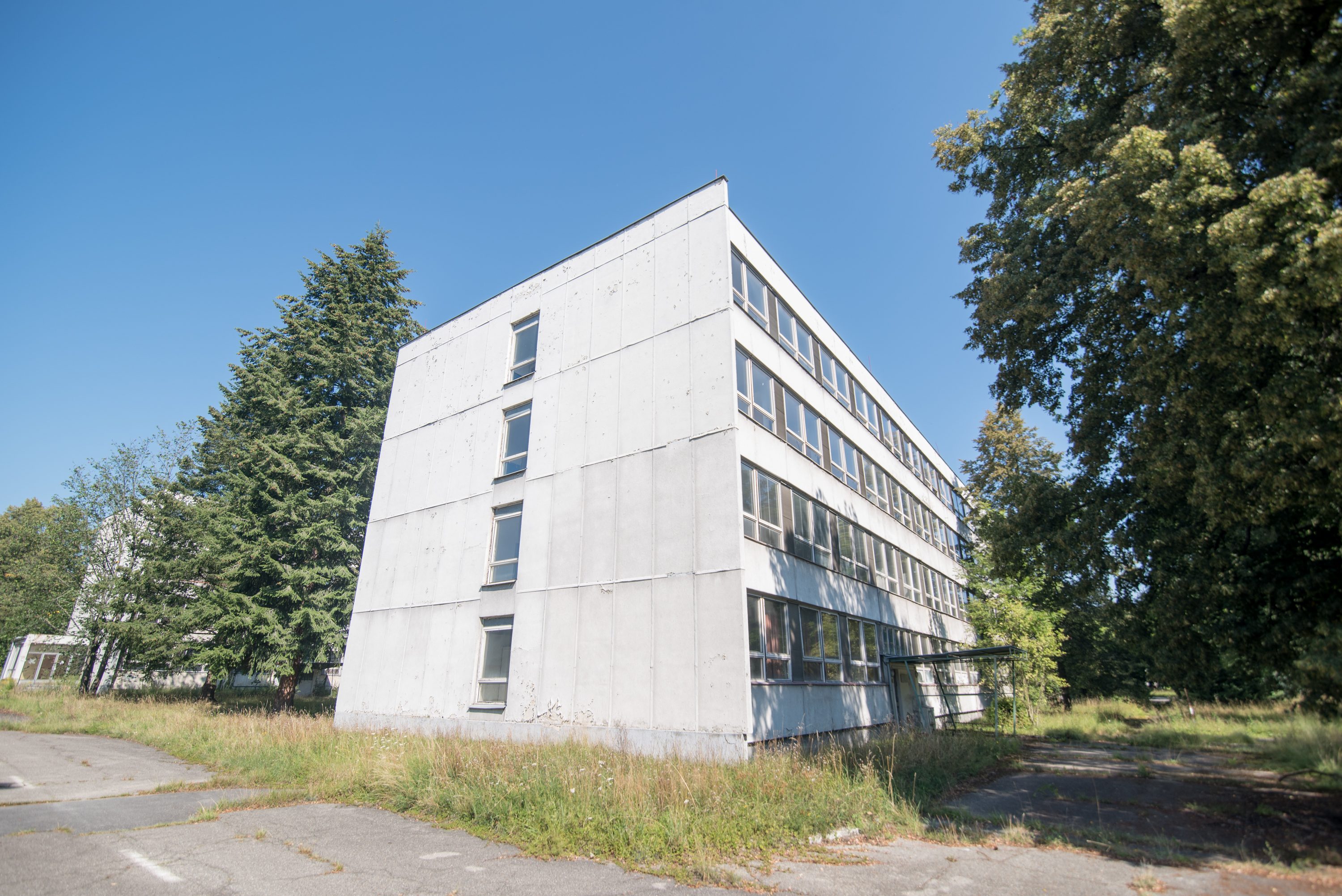 Jihočeský kraj převzal bývalé prostory kasáren na letišti v Plané