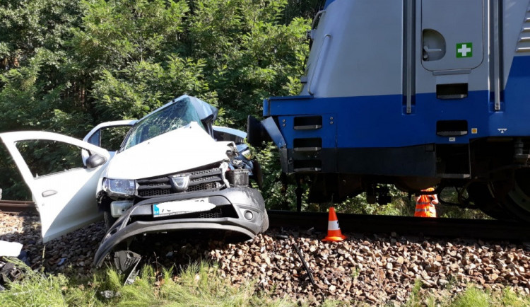Nehoda vlaku a auta u Kamenného Újezdu si vyžádala jednu oběť