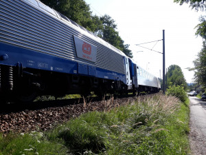 Nehoda vlaku a auta u Kamenného Újezdu si vyžádala jednu oběť